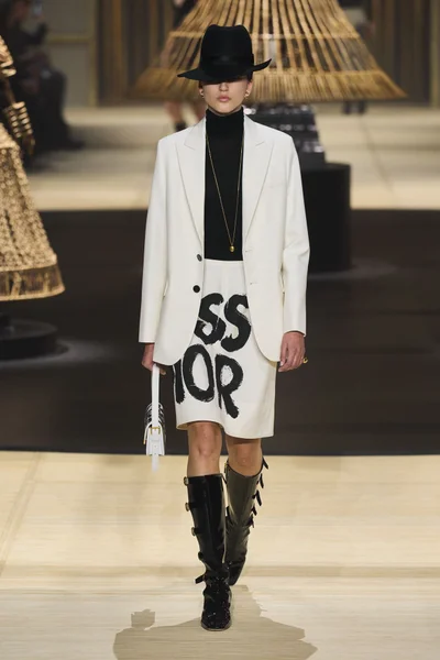 Look 15